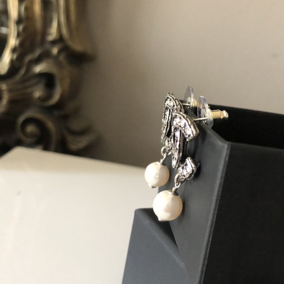 NEW Classic Chanel CC earrings with crystals and pearls - Picture 6 of 11